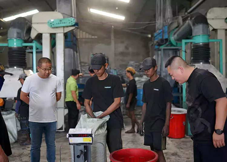 Indonezijos klientų nuodugnus apsilankymas gamykloje, skirtas kokoso kevalų aktyvintajai angliai: gamybos stiprumo ir bendradarbiavimo nuoširdumo liudijimas
